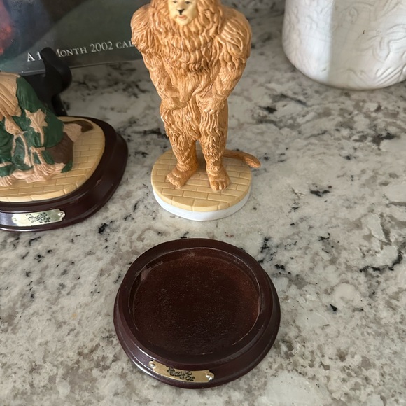 Tin Man, Scarecrow, Cowardly Lion and Dorothy Ceramic Figurines w/Wooden Bases - Picture 3 of 6